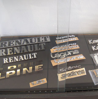 Monogrammes automobiles : finitions de logos et lettrages